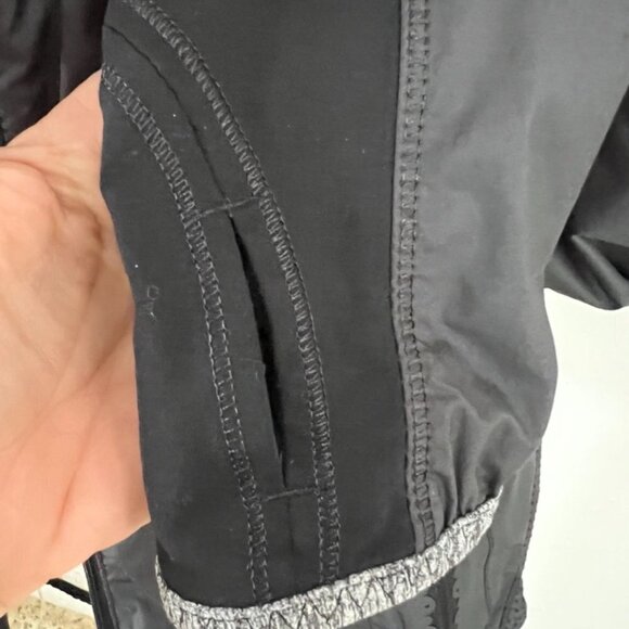 Lululemon Black Windbraker Jacket Size 6 / 05 - Picture 6 of 8